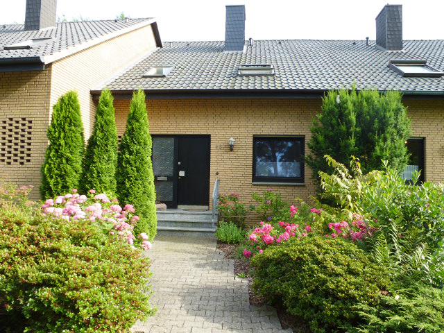 VERMIETET - Schönes und gepflegtes Reihenmittelhaus mit Garten und Garage