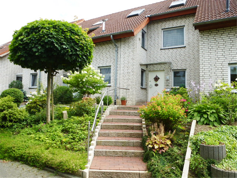 VERKAUFT - Modernes und gepflegtes Reihenmittelhaus mit Carport und kleinem Garten