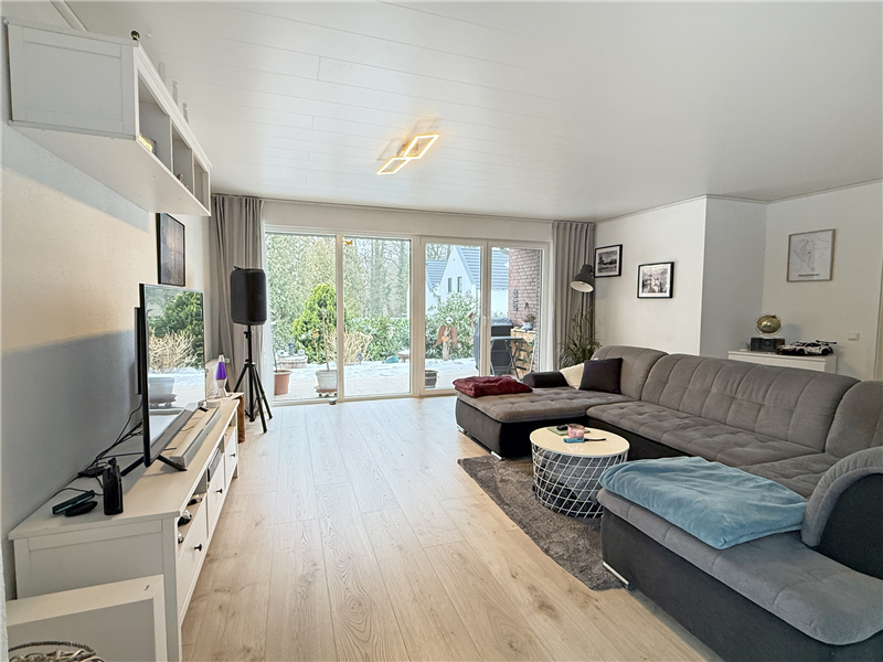 Sehr schöne 3 Zimmer-Erdgeschoss-Wohnung mit Südterrasse, Garten und Garage