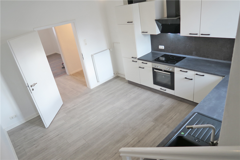 Renovierte 4 Zimmer-Wohnung mit neuer Einbauküche und neuen Bädern, 2 Balkonen und PKW-Stellplatz