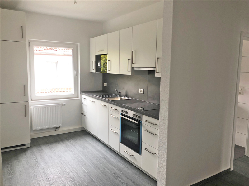 Moderne 3 Zimmer-Wohnung mit Einbauküche, Balkon und Garage