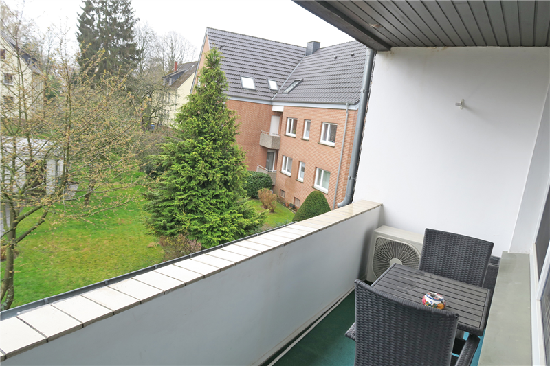 Sehr gepflegte und modernisierte kleine 3 Zimmer-ETW-Wohnung im DG mit Balkon und Stellplatz 