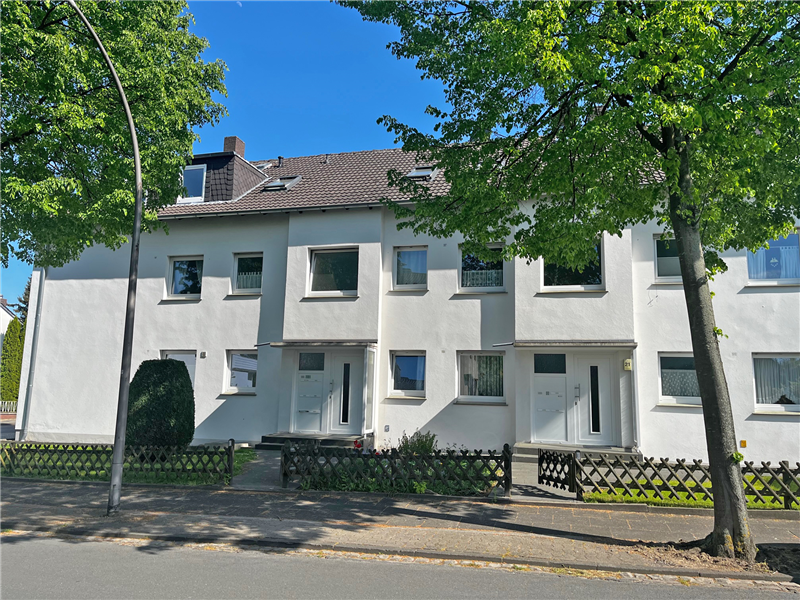 VERKAUF - Sehr gepflegte und modernisierte kleine 3 Zimmer-ETW-Wohnung im DG mit Balkon und Stellplatz 