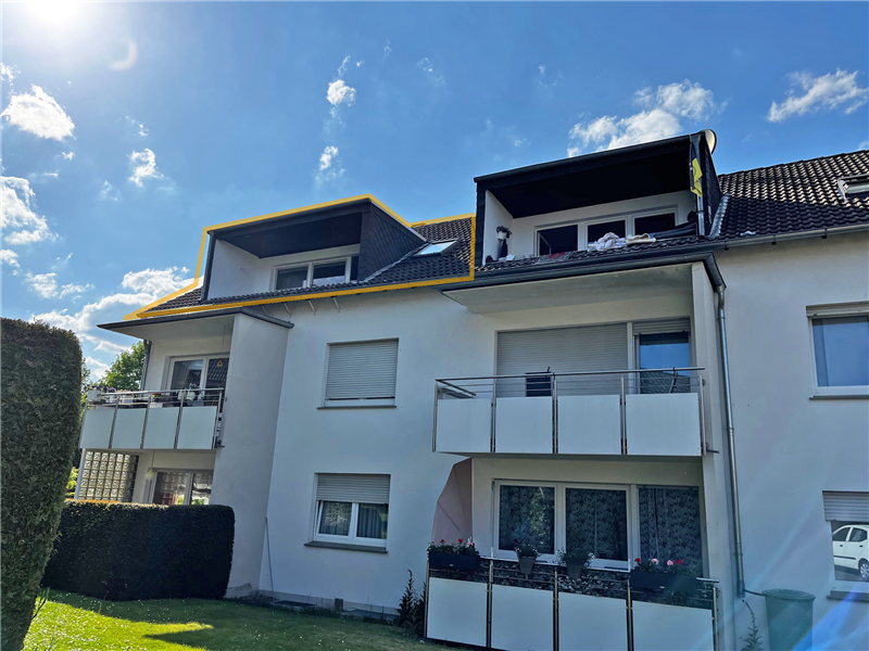 VERKAUF - Sehr gepflegte und modernisierte kleine 3 Zimmer-ETW-Wohnung im DG mit Balkon und Stellplatz 