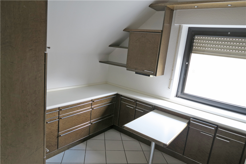 Moderne und helle 2 ½ Zimmer-Wohnung mit Einbauküche, verglaster Loggia und Garage 