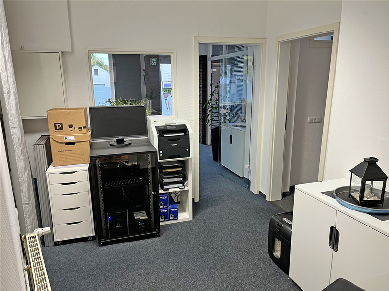 VERMIETET - Helle und moderne Büro-/Praxisfläche mit PKW-Stellplätzen