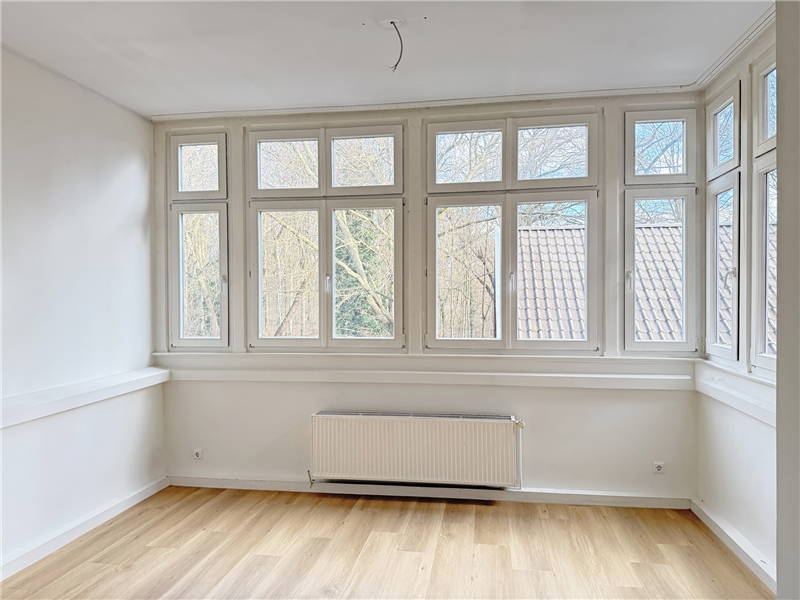 Großzügige und schöne 4 Zimmer-Altbauwohnung mit 2 Balkonen 