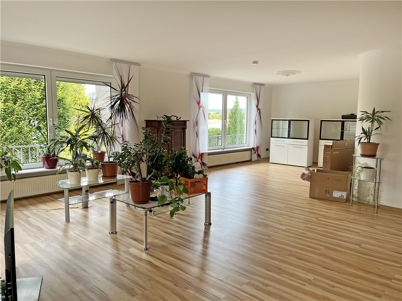 Großzügige und helle 4 Zimmer-Wohnung mit Wintergarten, Garage und  Pkw-Stellplatz