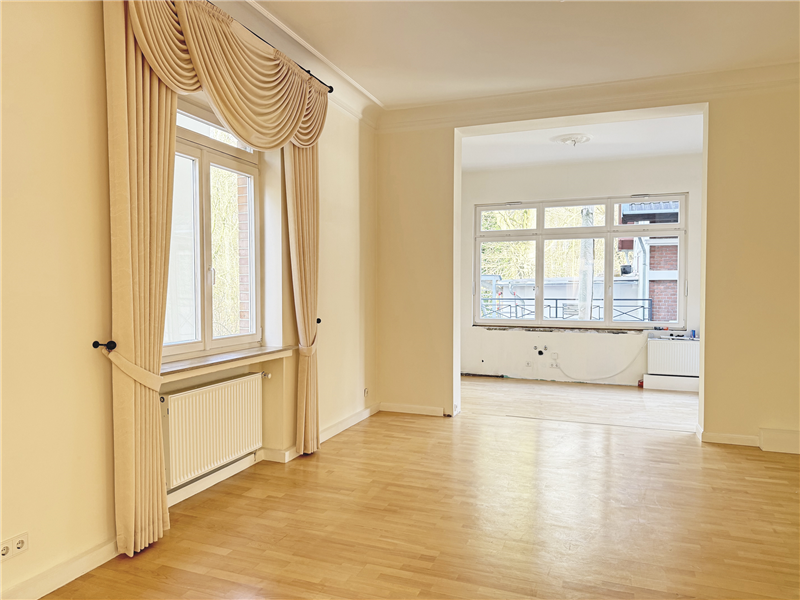 Exklusive 4 Zimmer-Altbauwohnung mit Sauna, großer Terrasse und Carport