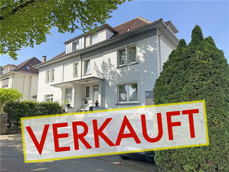 VERKAUFT - Charmante, stark sanierungsbedürftige Doppelhaushälfte mit kleinem Garten und Doppelgarage