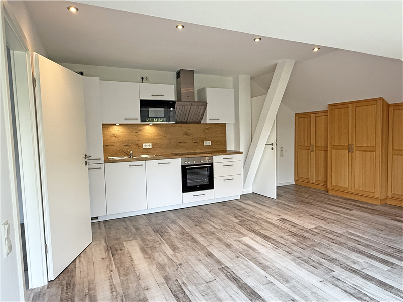 Großzügige 3,5 Zimmer-Wohnung mit Einbauküche, 2 Bädern, Balkon und Stellplatz