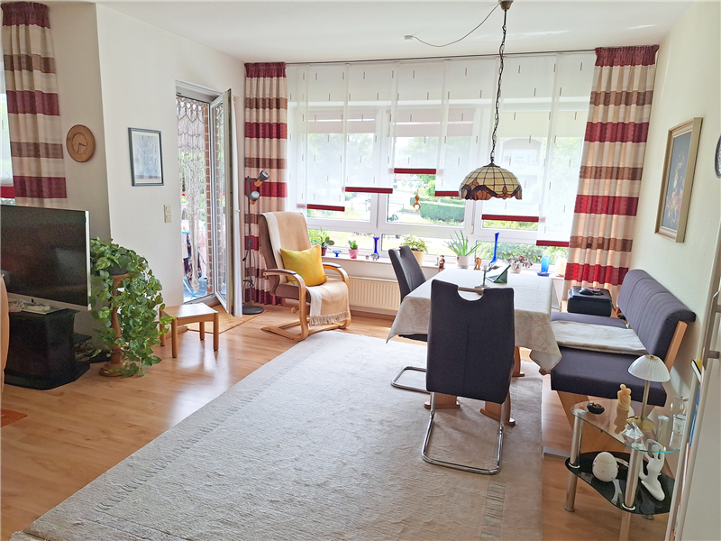 Helle und gepflegte 3 Zimmer-Erdgeschoss-Wohnung mit Süd-Westbalkon und PKW-Stellplatz