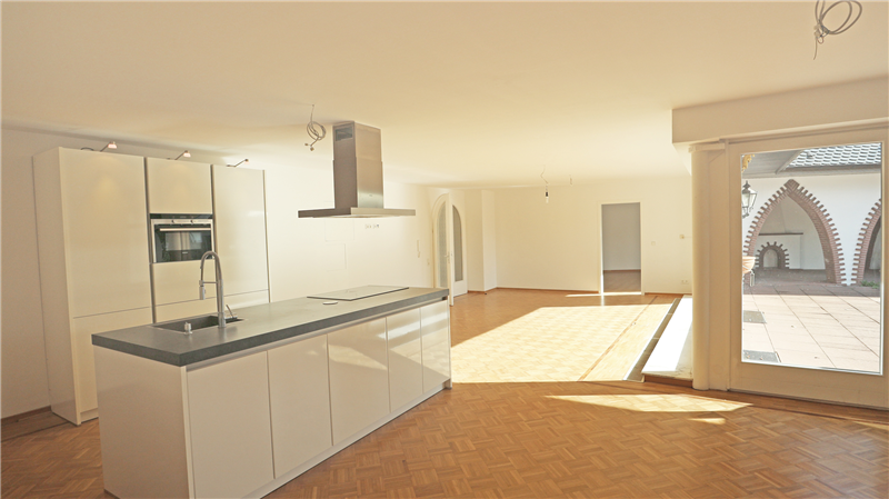 Großzügige 3 Zimmer-Erdgeschoss-Wohnung mit Kaminofen, großer Terrasse, Garten und Stellplatz