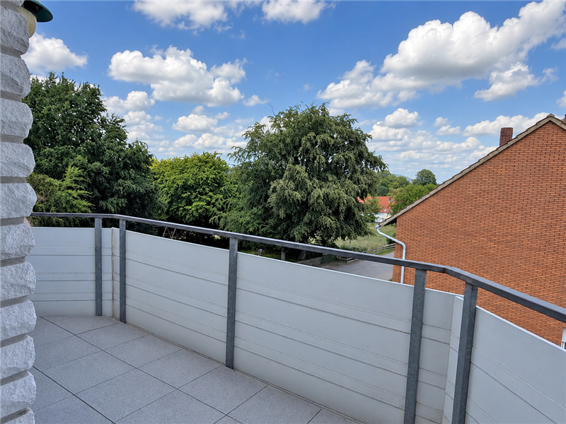 Renovierte und moderne 2 Zimmer-Wohnung mit neuer Einbauküche, Süd-/Ostbalkon und Pkw-Stellplatz