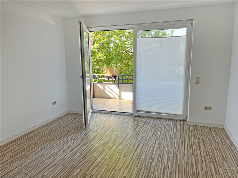 Moderne, helle und sehr gepflegte 3 Zimmer-Maisonette-Wohnung mit Süd-West-Balkon, Einbauküche und PKW-Stellplatz